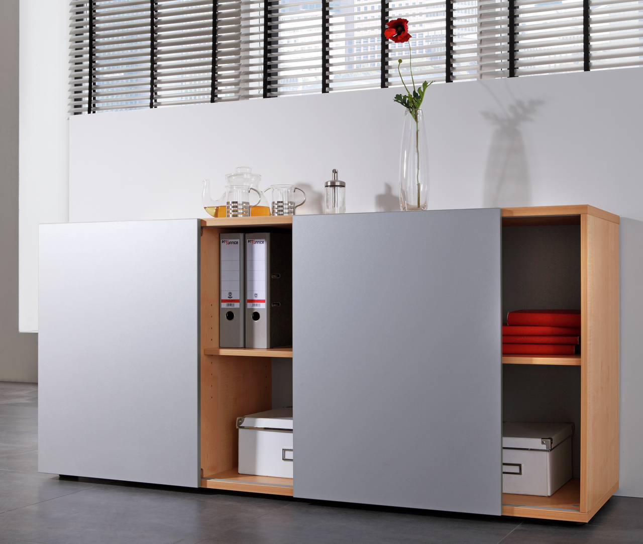 Sideboard mit Schwebetür