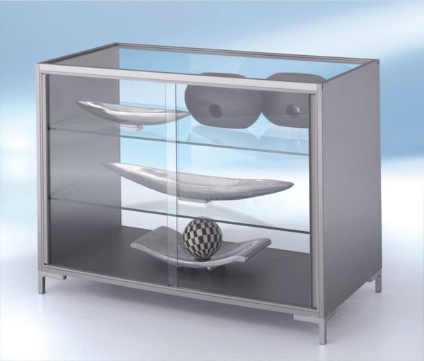 Thekenvitrine, Maße: (H x B x T) 900 x 1.200 x 600 mm, 2 Dickglabböden, Dekor Silber